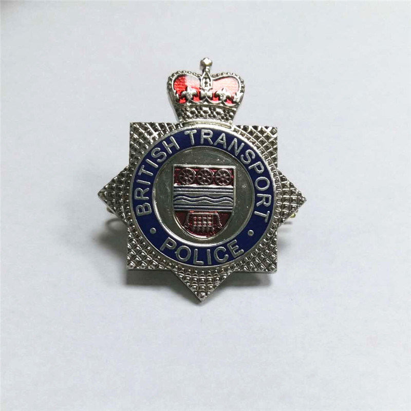 rooney kissing badge against everton