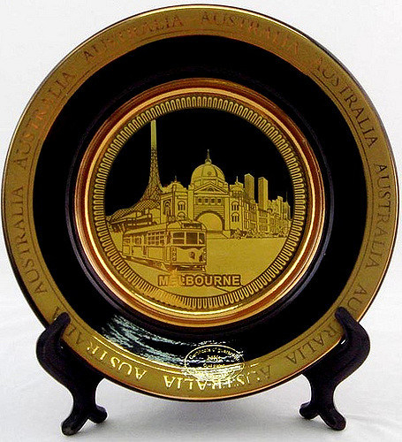 Custom Shape Engraved Logo Souvenir Metal Plaque with Wooden Base